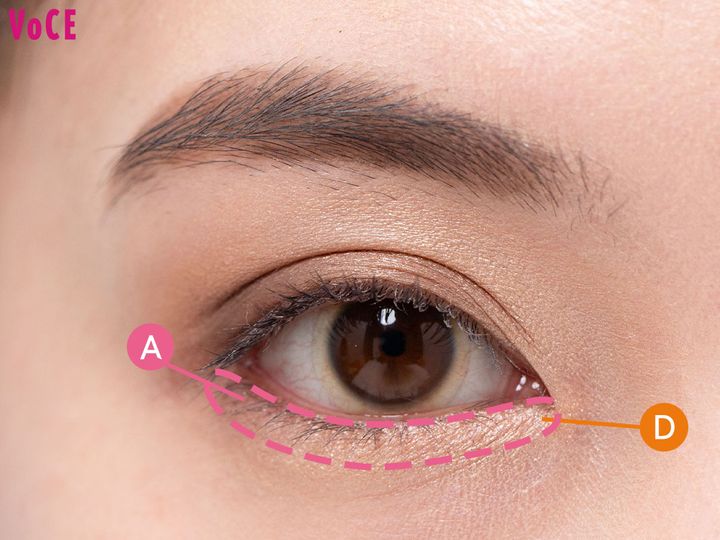 〈２〉涙袋に明るめの色を仕込んでアイシャドウは完成！