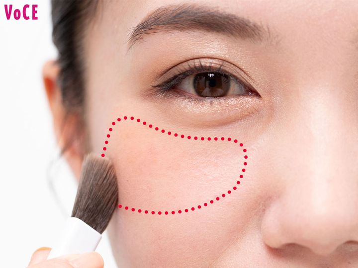 【STEP4. チーク】チークを頬の高い位置にふわっとのせる。