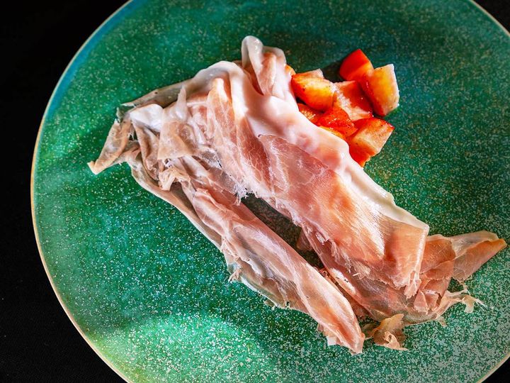 武蔵小杉『IL RISTORANTE MATSUOMI』の「プロシュート、いちごとフルーツトマトのマリネを添えて」