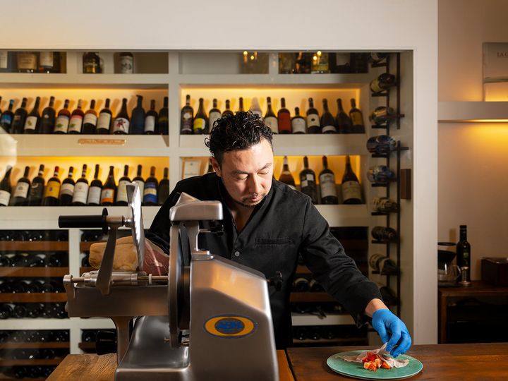 武蔵小杉『IL RISTORANTE MATSUOMI』のプロシュートをスライスしている様子