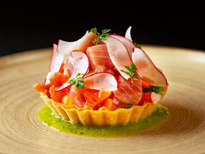 武蔵小杉『IL RISTORANTE MATSUOMI』の「寒鰤とりんご、リコッタチーズのムースのタルト、サラダ仕立て」