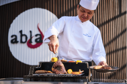 シェフによる調理イメージ画像