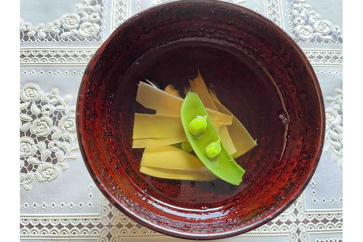 ▲姫皮のお吸いもの。春が旬のスナップえんどうを彩りに添えると華やぎます。