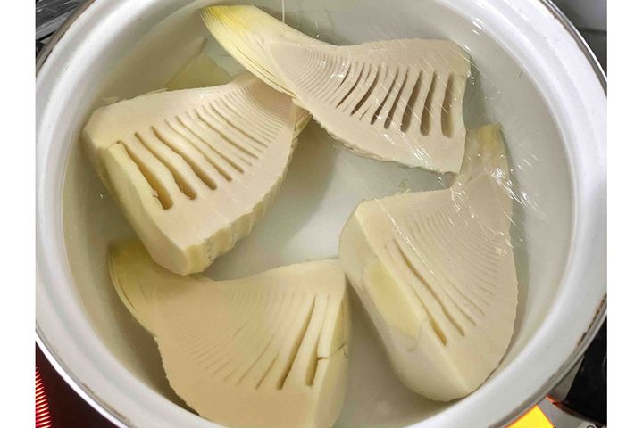 ▲下ゆでしたタケノコは水につけて一時保存を。