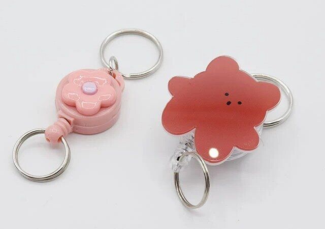 セリアのリールキーホルダーのフラワーとリールキーホルダーのくま