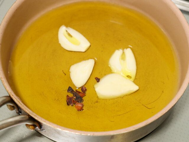豆腐のアヒージョ レシピ オリーブオイルに唐辛子とにんにくを入れ香りを立たせる