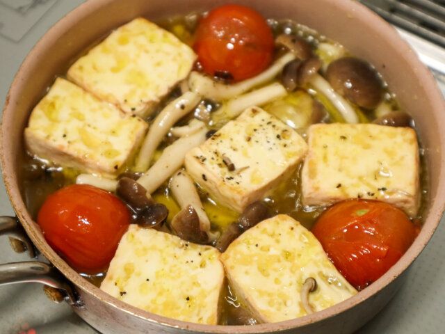 豆腐のアヒージョ レシピ 具材を入れて煮込む