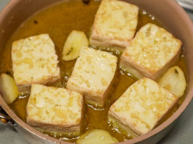 豆腐のアヒージョ レシピ 豆腐の両面を焼く