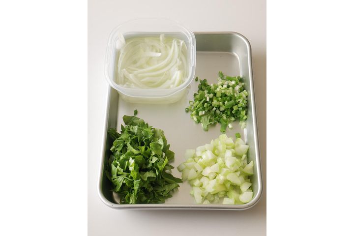 野菜類をカットする