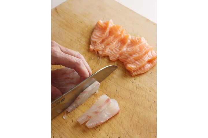 刺身をカットする