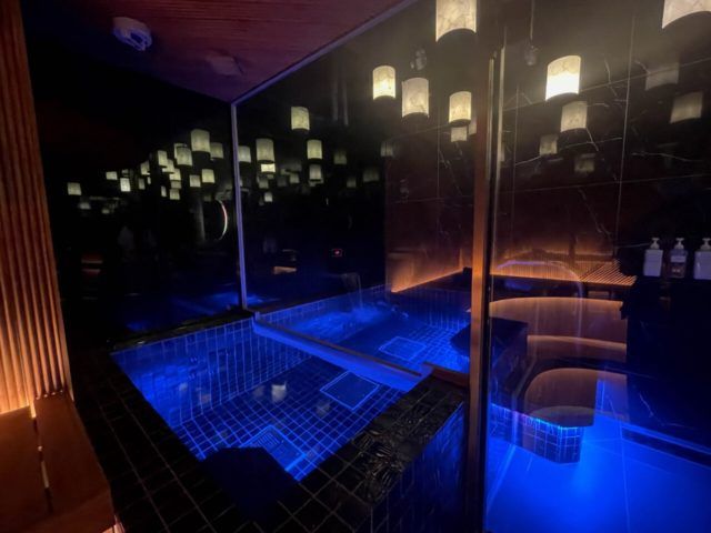 美しい内装の水風呂画像