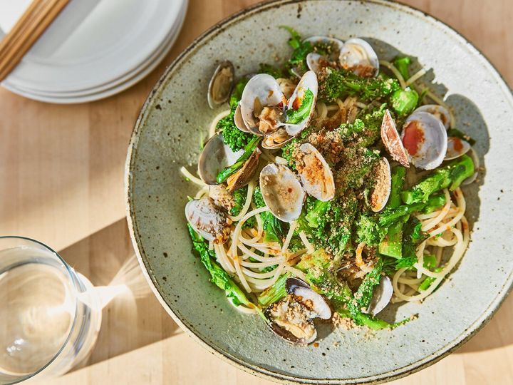 ボンゴレが旨辛中華風に！“あさりと菜の花の担々パスタ”
