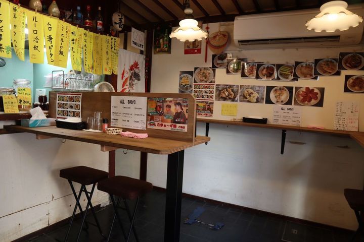 立ち飲みスペースのみの小さな店