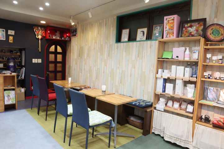 風水にまつわるアイテムが並ぶ