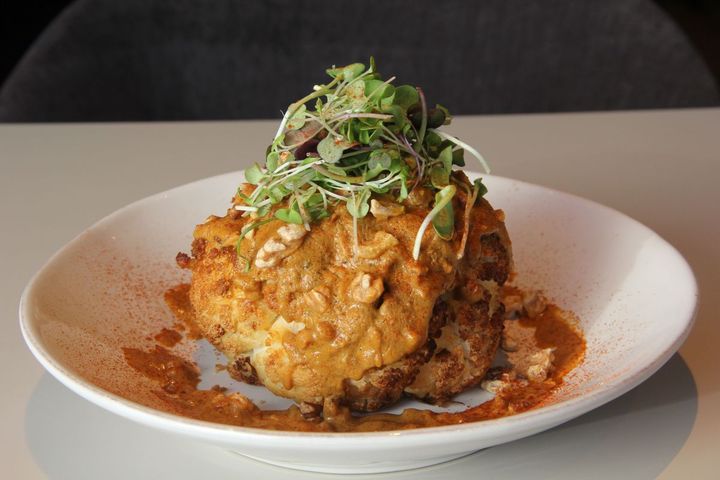 カリフラワーのロースト 江戸前ハーブとくるみ ピーナッツバター＆スパイスソース（ノーマル）2100円