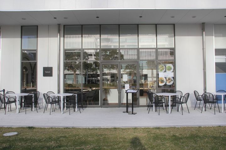 目の前の芝生広場ではマルシェが開かれる予定