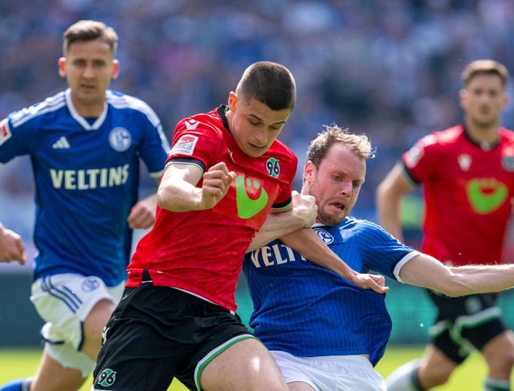 何があった？室屋のハノーファーが胸ロゴを「突然変更」 急造“ベタ貼り”が泣けてくる