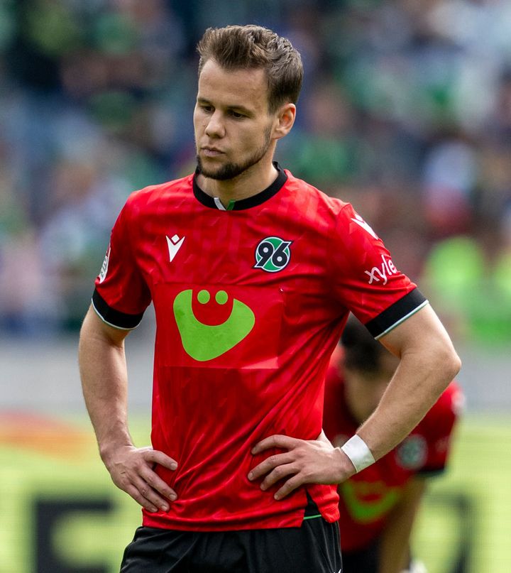 何があった？室屋のハノーファーが胸ロゴを「突然変更」 急造“ベタ貼り”が泣けてくる