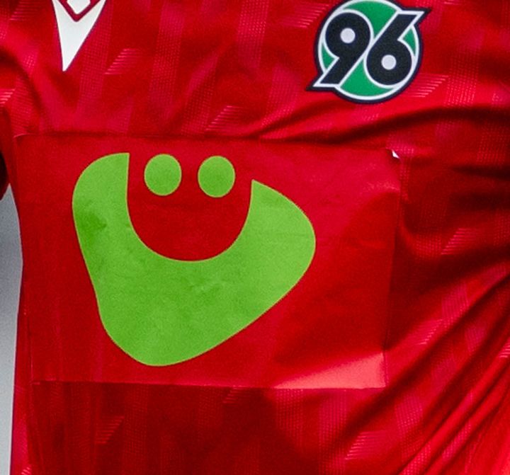 何があった？室屋のハノーファーが胸ロゴを「突然変更」 急造“ベタ貼り”が泣けてくる