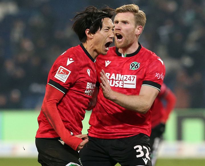 何があった？室屋のハノーファーが胸ロゴを「突然変更」 急造“ベタ貼り”が泣けてくる