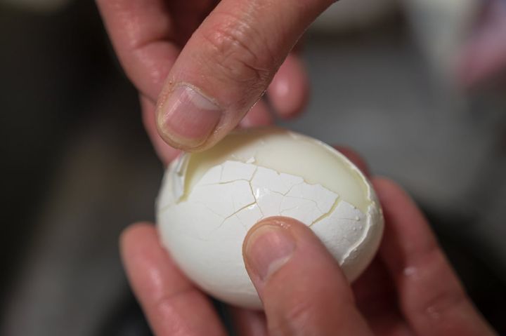 ゆで卵の殻がむきにくい原因は？