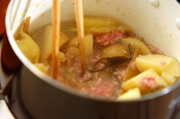 新ジャガと刻み昆布のそぼろ煮の作り方2