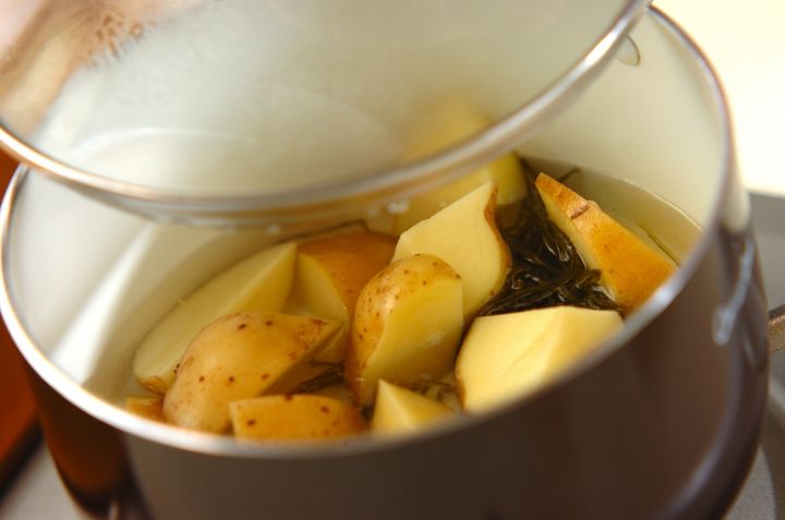 新ジャガと刻み昆布のそぼろ煮の作り方1