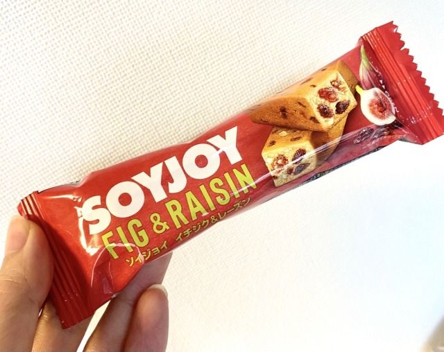 手に持ったソイジョイイチジク＆レーズン