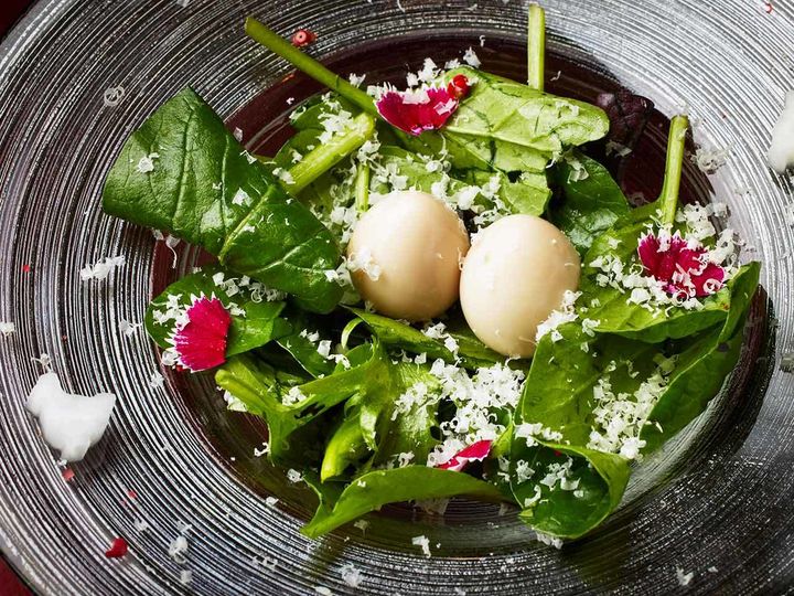 関内『1000』の「鳥の巣に見立てたサラダ」