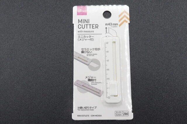 ダイソーのミニカッター （メジャー付き）のパッケージ