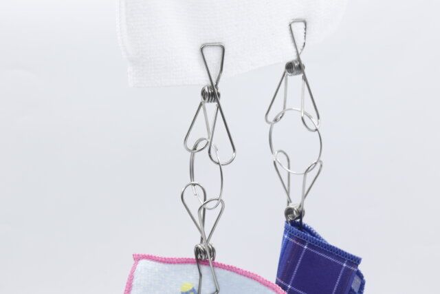 セリアのステンレスダブルピンチ 2Pで洗濯物を干す