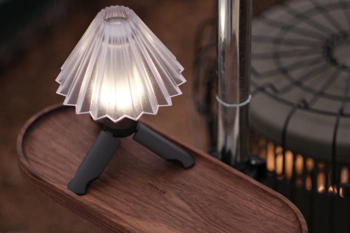 PROLOGのU-TRAYをポールにつけているところ