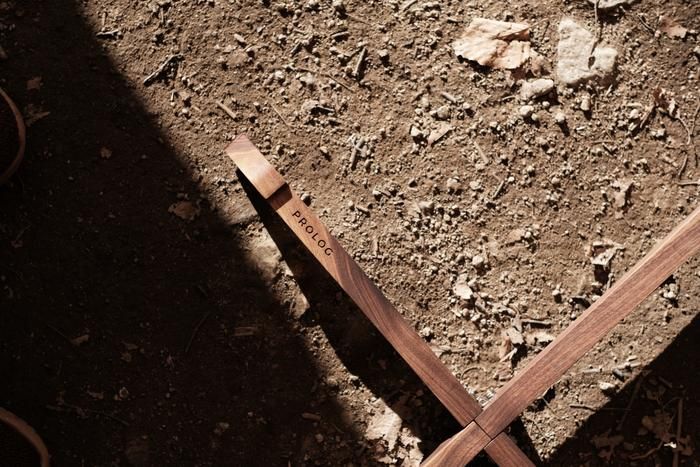 木のスタンドに刻印されたPROLOGのロゴ