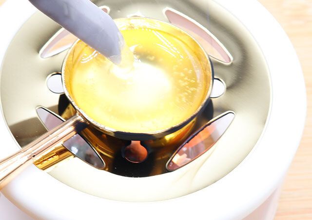 セリアのシーリングワックス クリア乳白10gを梳かす様子