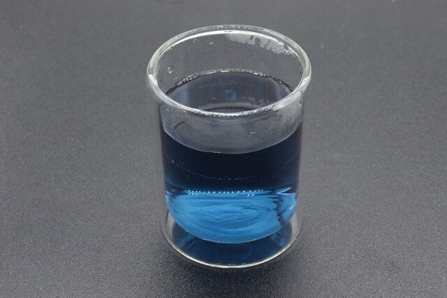 ダイソーのダブルウォールグラス（円柱型 300mL）にホットドリンクを注いだ様子