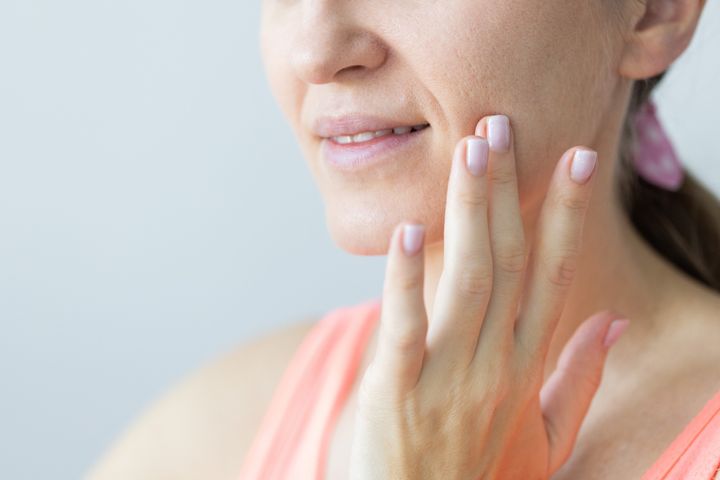 40・50代のほうれい線を撃退！寝る前1分でできる簡単顔マッサージ