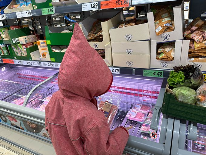 覚えがある分ブッ刺さって痛い。安いと買いすぎて、うっかり腐らせてしまった経験は数えられないくらいあります【教えて！世界の子育て～ドイツ～】の画像1