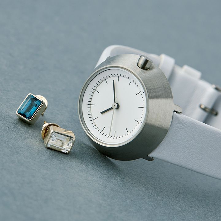オンオフ使えて超便利！上品な腕時計とアクセサリーの組み合わせ10選