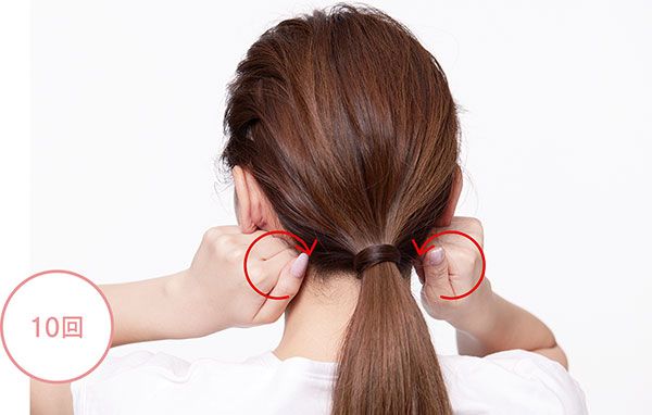 耳下腺をこぶしで後ろ方向へ軽くぐるぐる回す