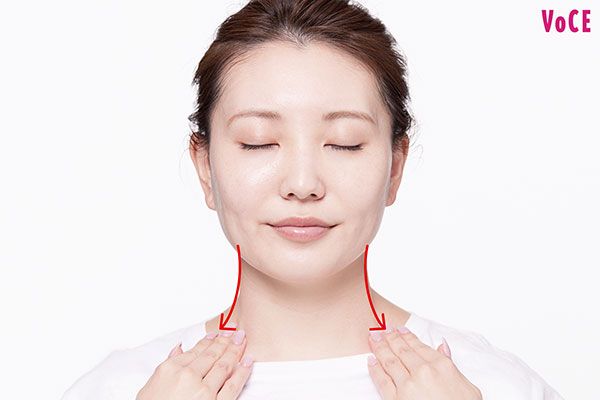耳下腺から鎖骨まで、軽くさするように流して完了！