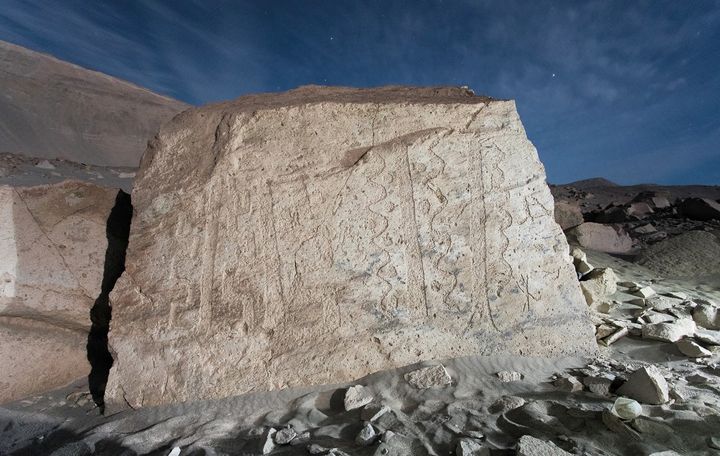 踊る人間のまわりには決まって幾何学模様が描かれている
