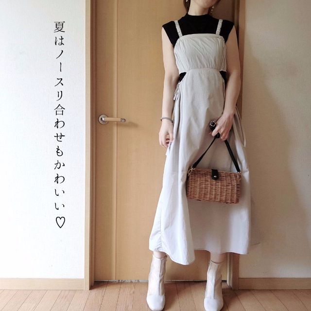 シルバーの2PK✳︎カットオフジャンスカとノースリーブトップスの全身コーデ