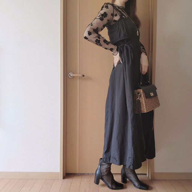 黒の2PK✳︎カットオフジャンスカとシアートップスの全身コーデ