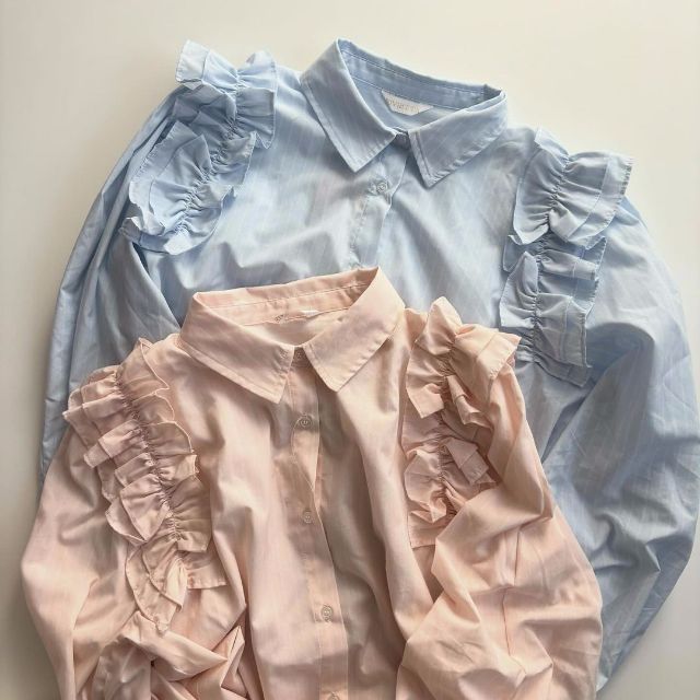 ブルーとピンクのカタフリルSTシャツナガ