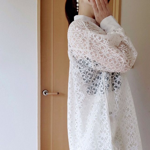 レースクレリックシャツを着用している