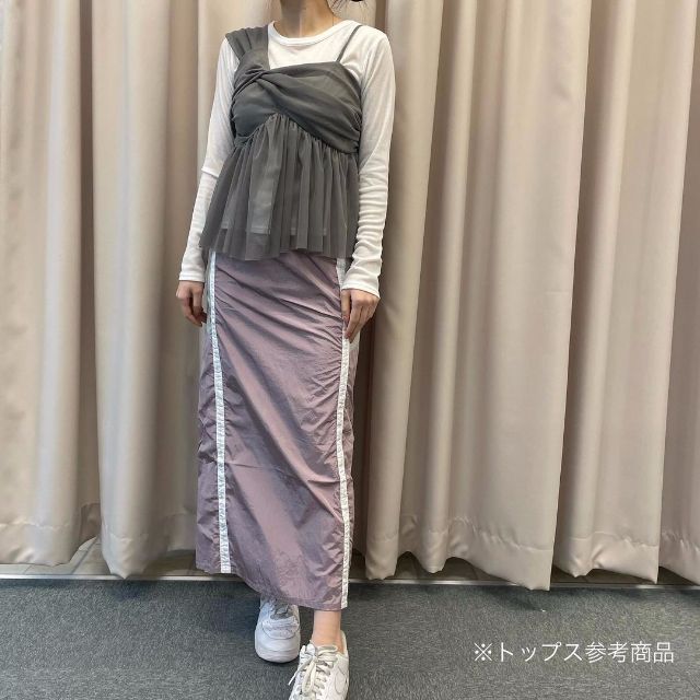 ピンクの2PKブロッキングスカートを着用したコーデ