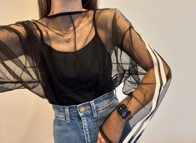 ラインイリチュールトップスをインして着用している