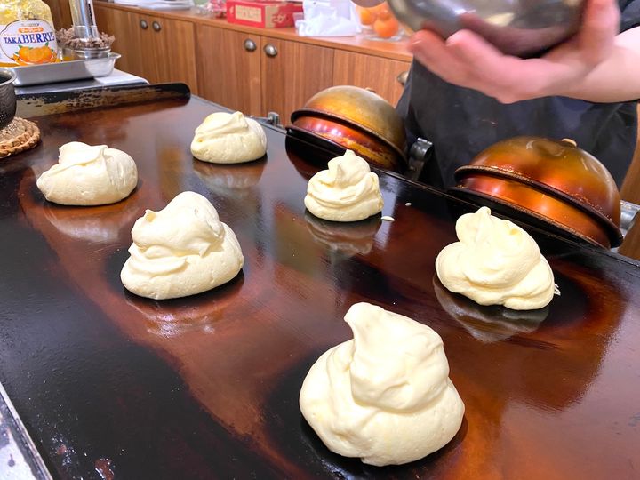 鉄板に並ぶとろとろの生地にワクワク！