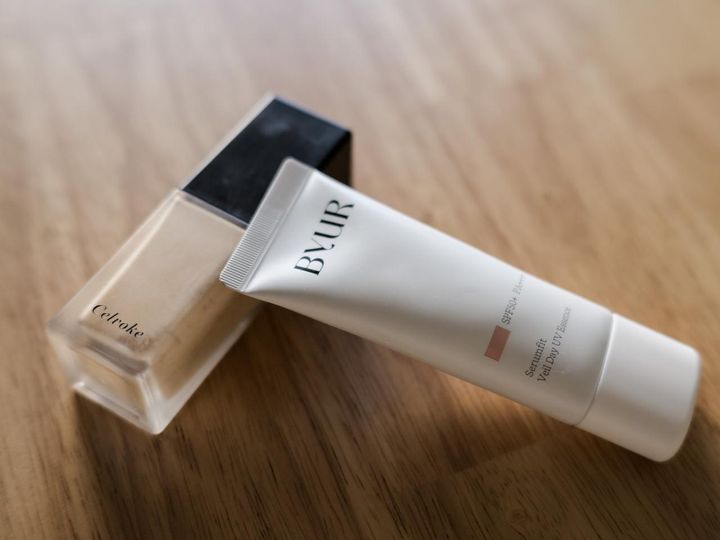 画像: 左から「セルヴォーグ スキンレゾネート リキッドファンデーション202」、「バイユア セラムフィット ヴェール デイ UV エッセンス 01シアーピンク」／ともに本人私物 出典：ftn