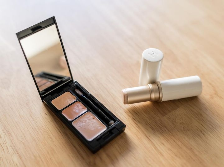 画像: 左から「エトヴォス ミネラルコンシーラー パレット ピンクベージュ」、「ヒンス トゥルーディメンションラディアンスバーム ライト」／ともに本人私物 出典：ftn